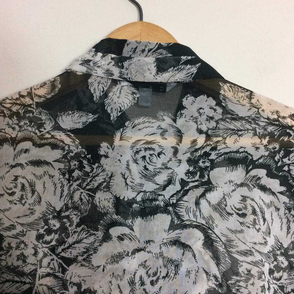 New CAbi BLACK GRAY Sheer FLORAL BLOUSE Sz MEDIUM - Picture 7 of 8